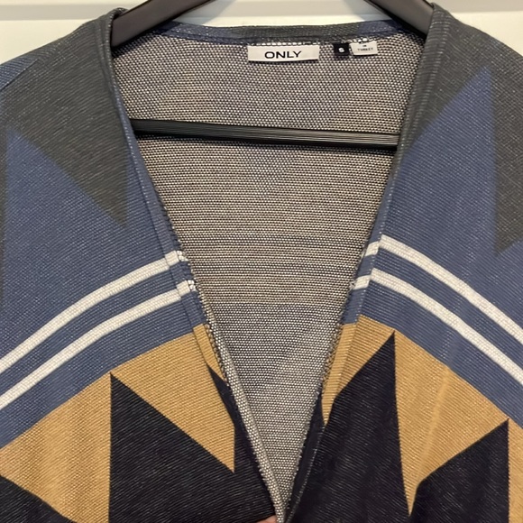 Open poncho - Picture 3 of 3